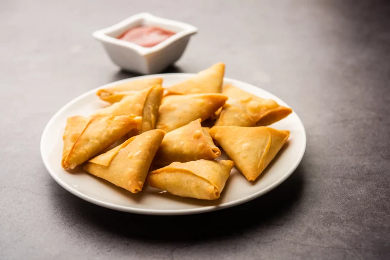 Authentic Chicken Samosa with Halal Chicken and include fresh vegetable.